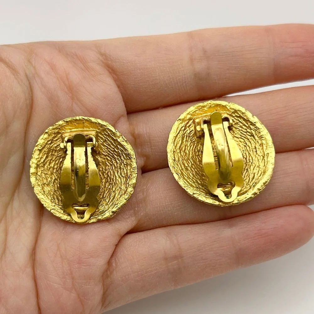 Chanel Vintage CC Button Interwoven Clip-On Earrings - Picture 2 of 4
